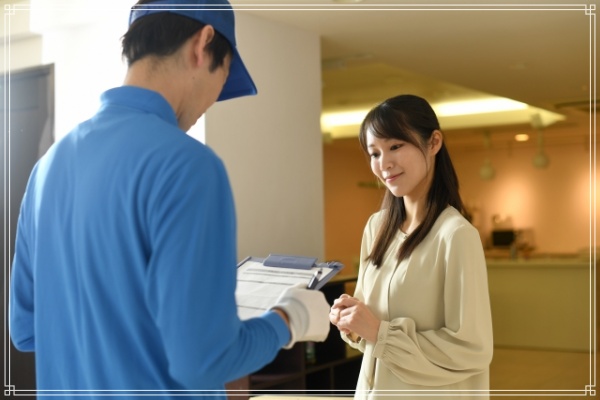 スタッフに相談する女性